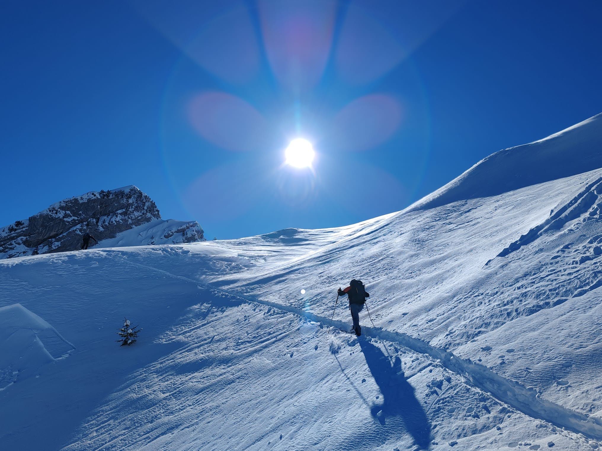 Ski de montagne dans la brume